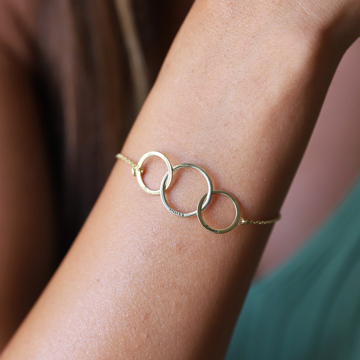 Unity Interlock Circle Name Gold Bracelet • Personalized Friendship Linked Jewelry • Custom Personalized Family Bracelet